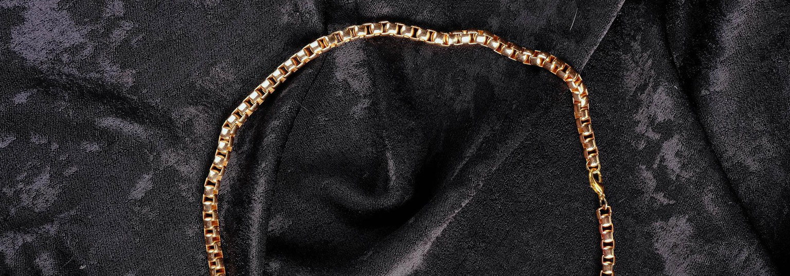 زنجره طلا در پس زمینه سیاه