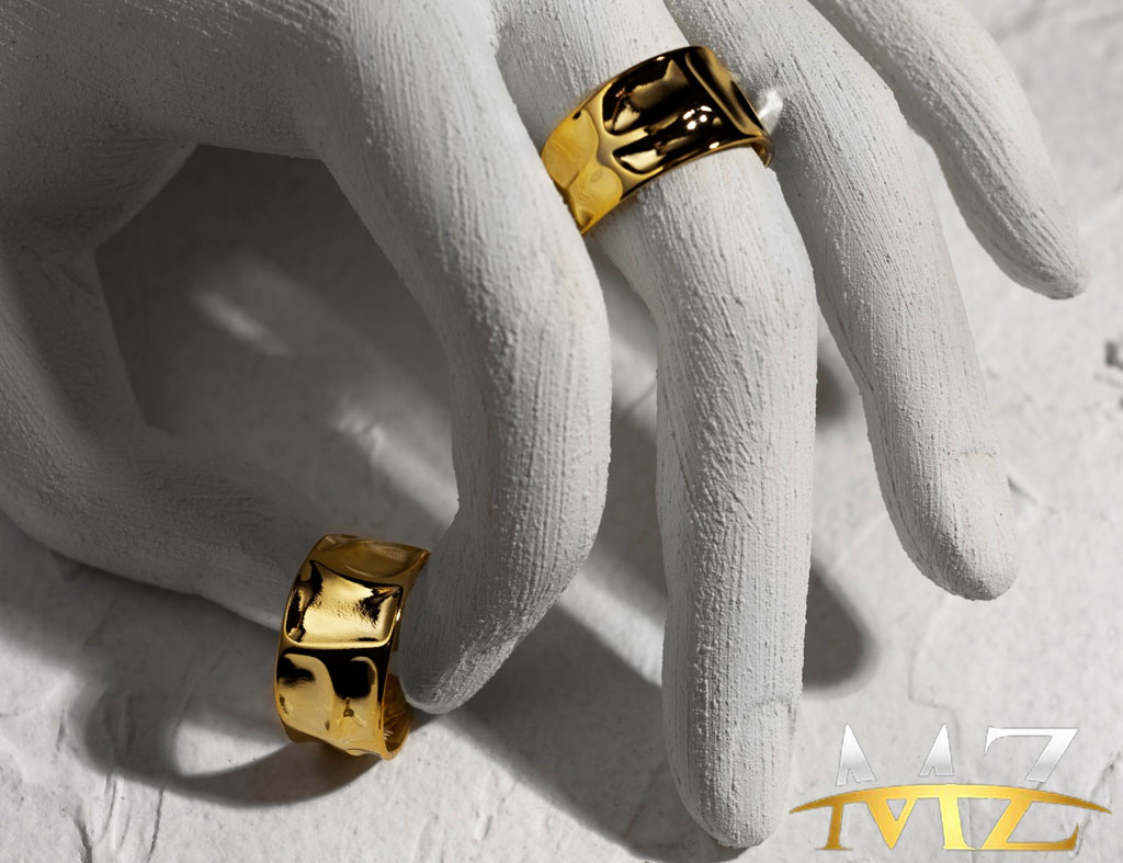 دست گچی با انگشتر طلا