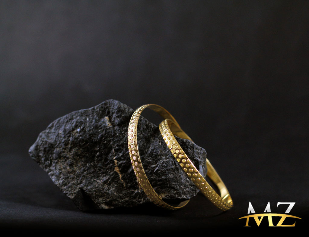 حلقه های طلا دور سنگ